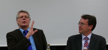&Uuml;ber 100 Zuh&ouml;rer verfolgen die Diskussion
