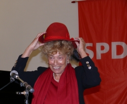 Gesine Schwan erh&auml;lt den Heckerhut